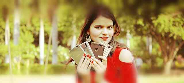 Pop Up Kamera Nedir? İşte Örnek Modeller 2 girl-with-mobile-3405761_640_edit_364393681851410_optimized